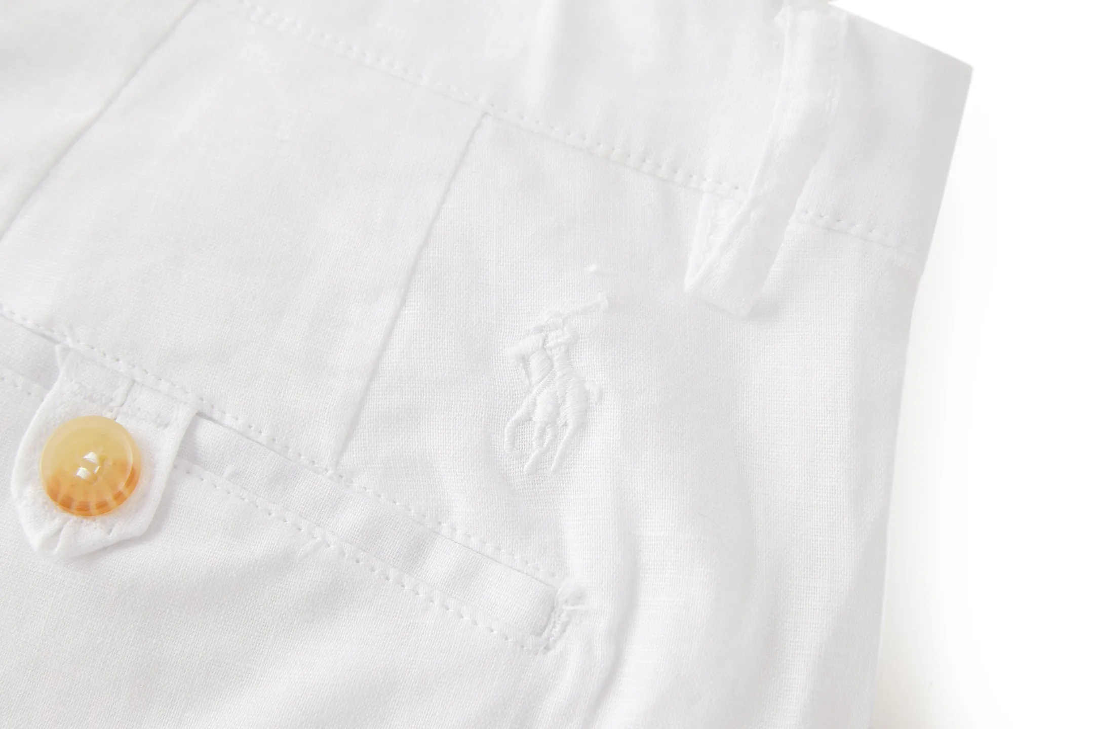 zp version [exclusive supply] Ralph Lauren linen cotton embroidered logo trousers. Fabric: Made of 53% linen cotton, 47% cotton yarn. Accessories: The zipper is made of electroplated brass, with the zipper brand laser engraved on the surface, and the pulls are matched with electroplated pulls of the same color. Accessories: Buttons are made of natural resin buttons and same-dyed and fixed-dye buttons. Craftsmanship: The embroidery uses a 3D three-dimensional embroidery logo, embellished with brand pony embroidery, and the total number of stitches is approximately 3,600. Made from a lightweight fabric with a beautiful drape and a very soft feel, these trousers are ideal for warm weather Bedford Khaki Pants: A traditional flat-top style with a sophisticated construction and signature pony embroidery Color: White Size: 30 32 34 36